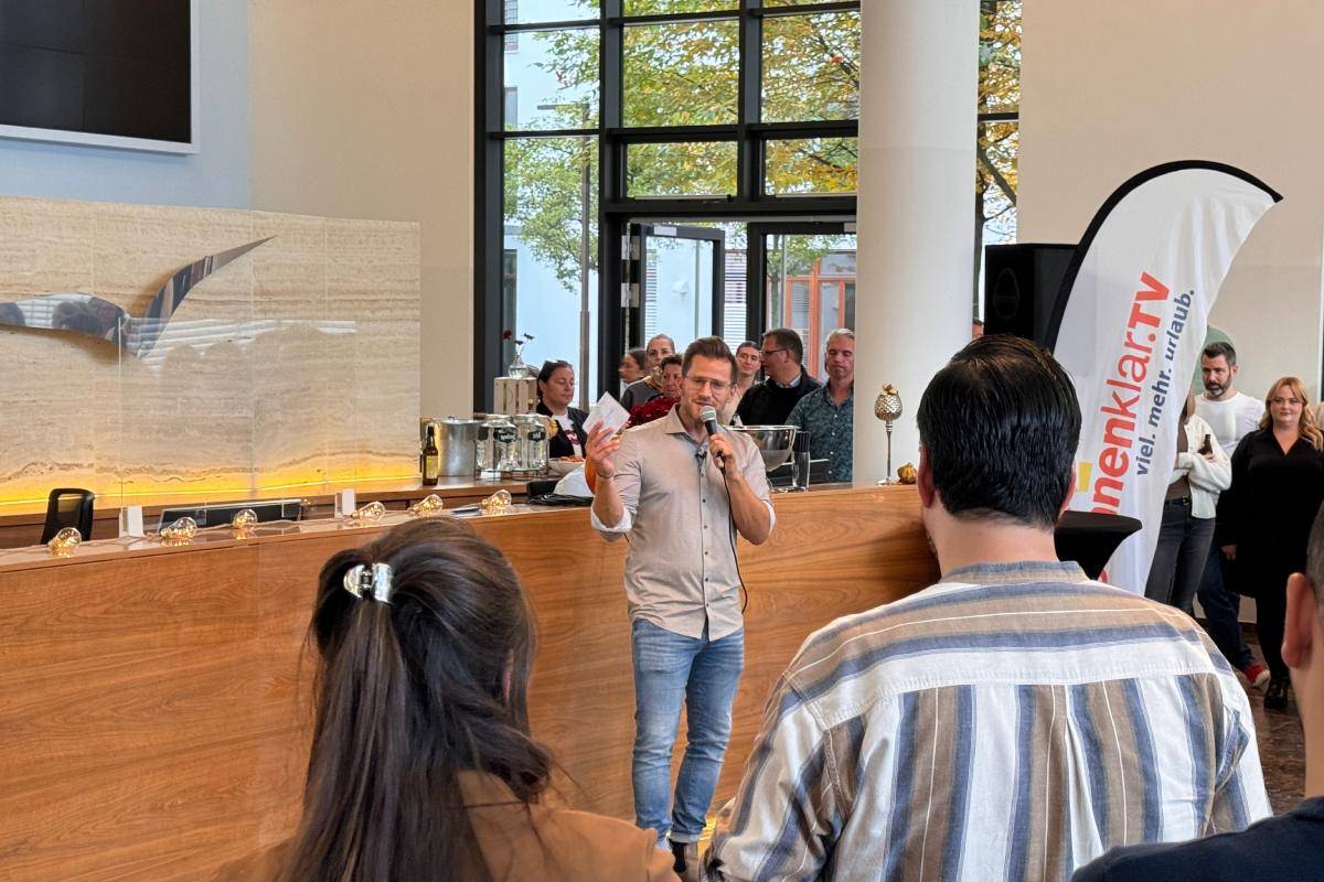 Geschäftsführer Kristijan Schellinger bei Ansprache auf sonnenklar-interner Feier 2024