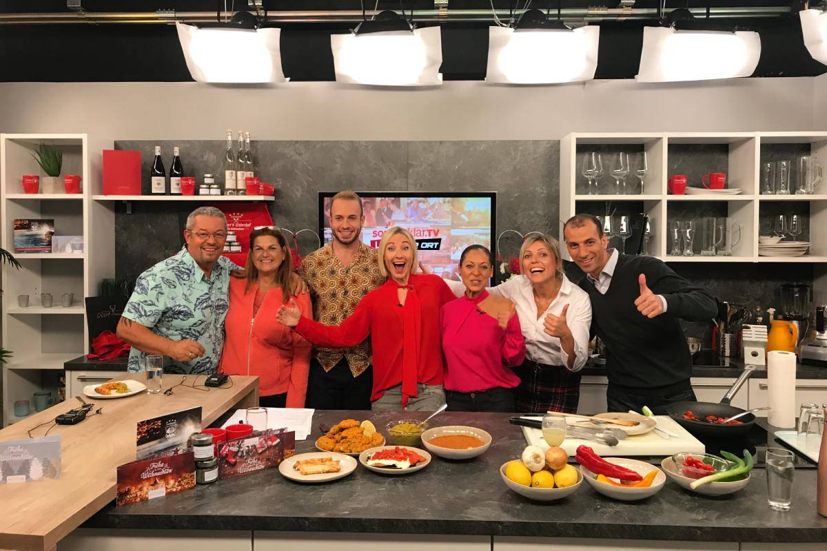 Gruppenbild der sonnenklar.TV-Aussenreporter zu Besuch im Studio