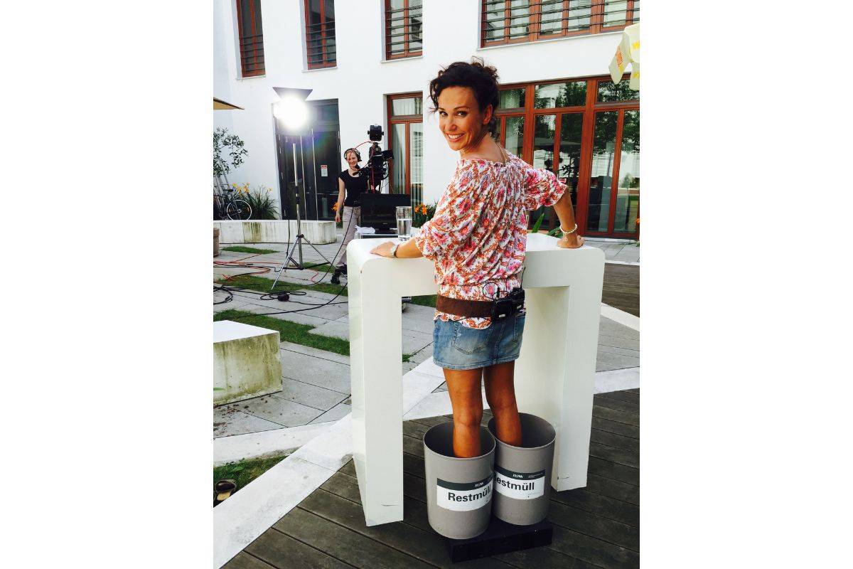 Moderatorin Mary im Sommer im Innenhof