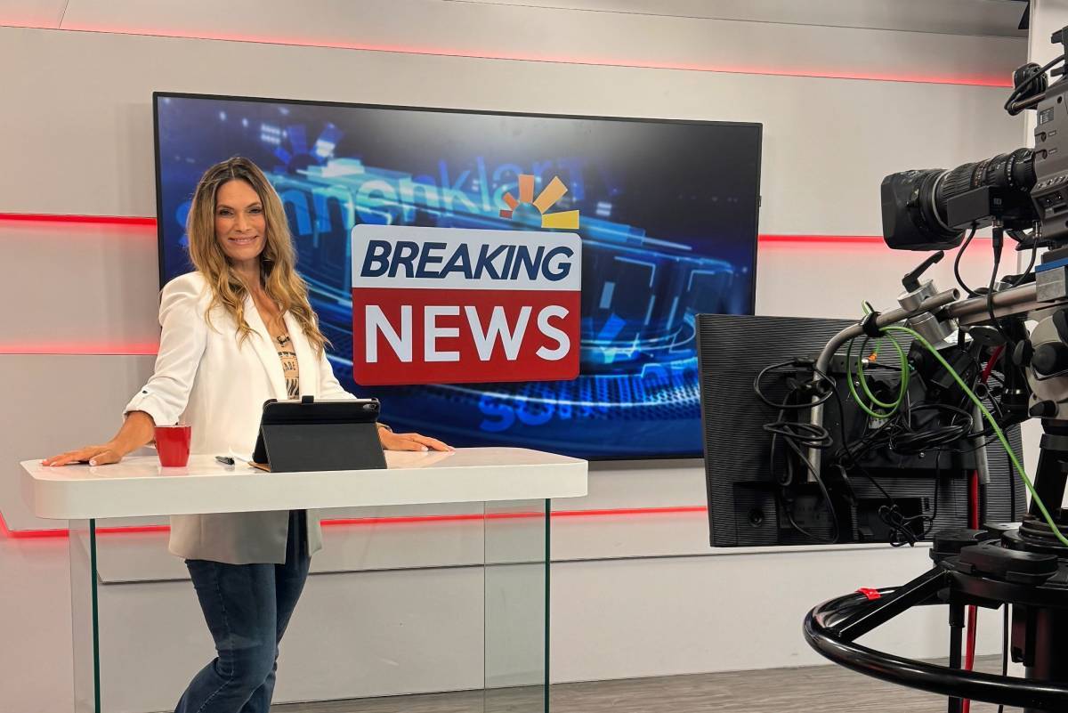 Unsere Stephi im Studio im Jahr 2024 Moderatorin Stephi im Studio