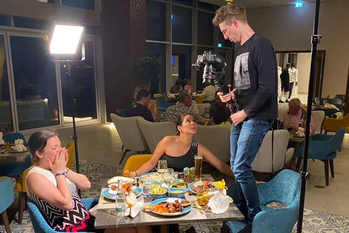 Team beim Essen auf Dreh in Dubai