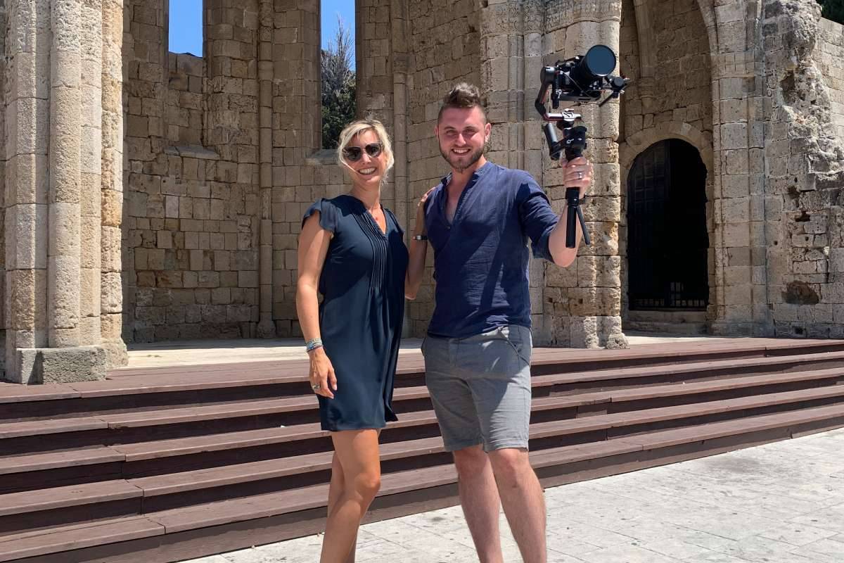 Redakteurin Sophia und Kameramann Christos auf Dreh auf Rhodos