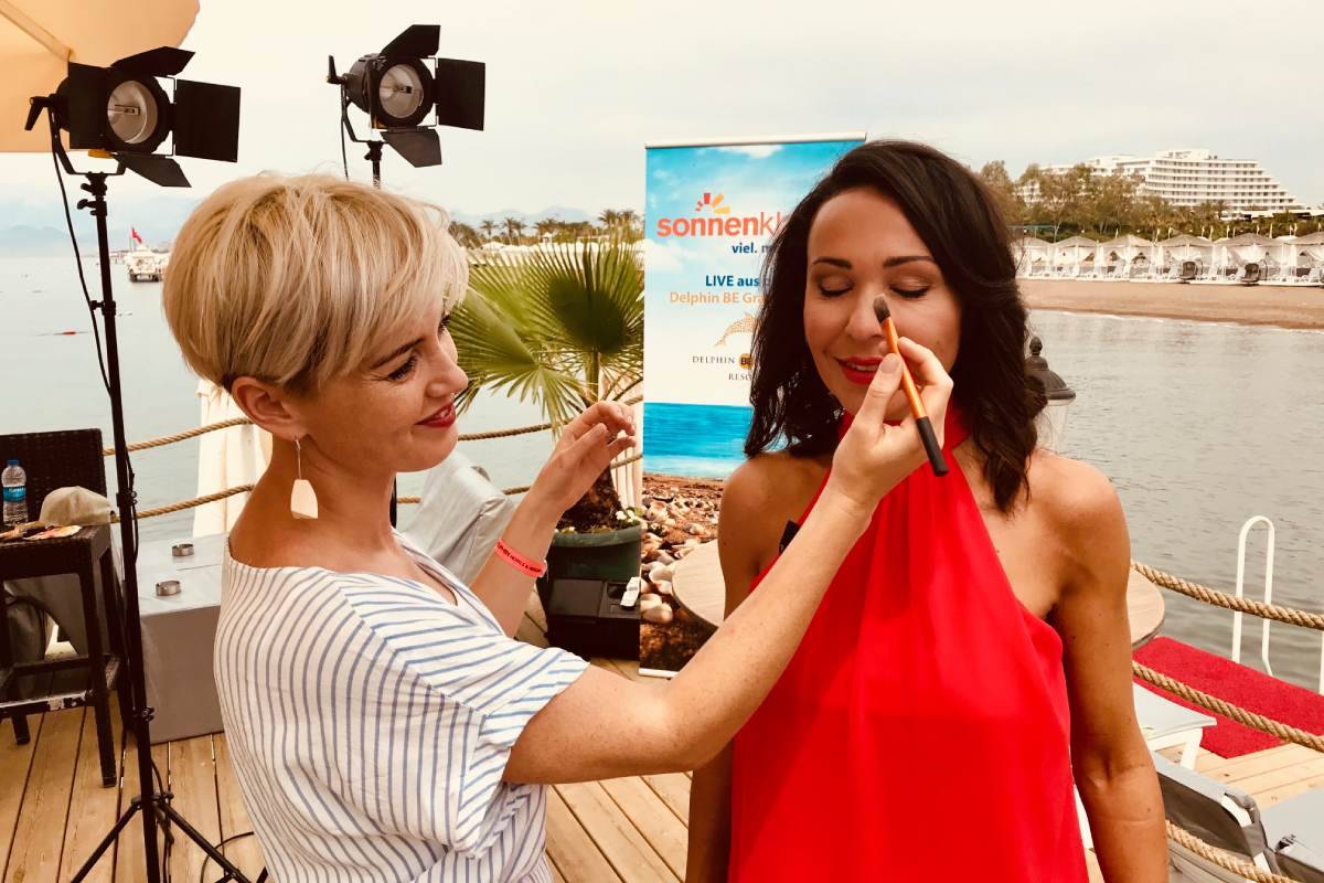 Mary wird geschminkt für die Sendung Live aus der Türkei