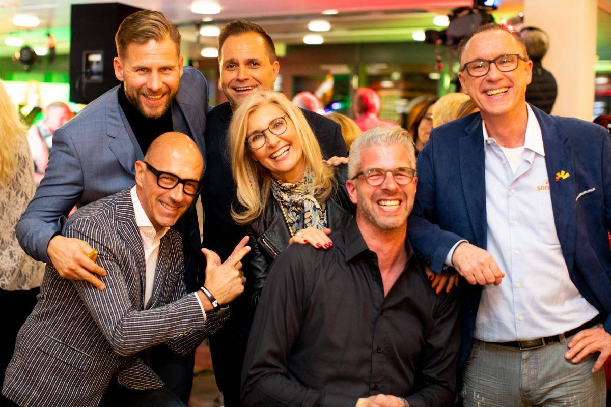 Gruppenbild der Moderatoren Goofy, Dirk, Jan, Cheré, Mark und Ulf