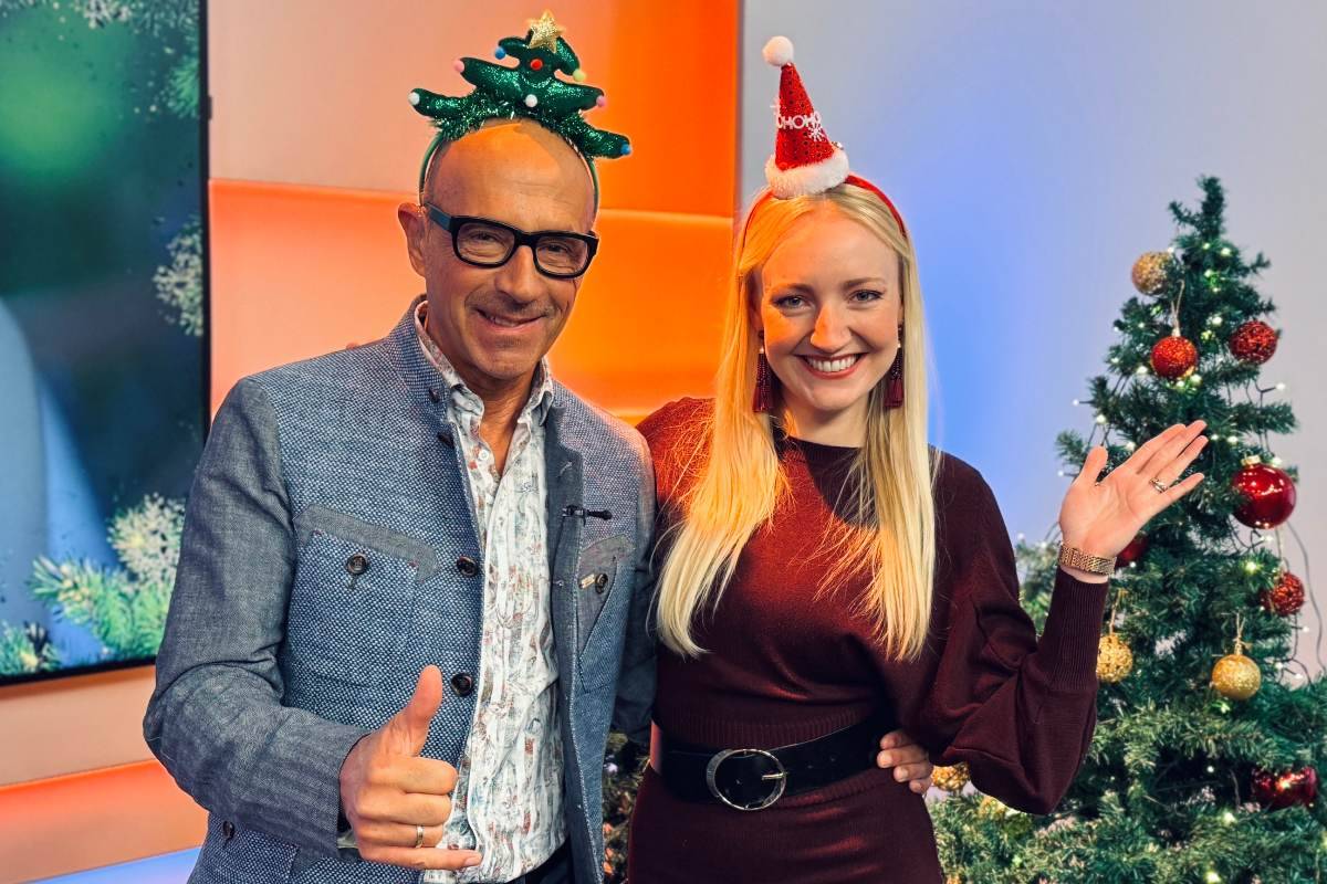 Sarah und Goofy im weihnachtlichen Studio