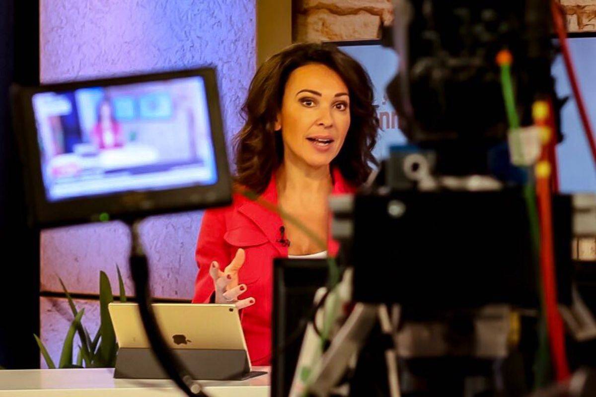 Moderatorin Mary vor der Kamera