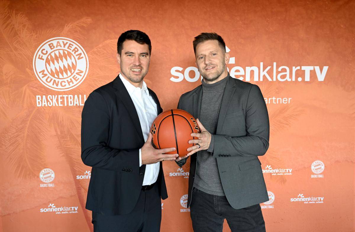 Kristijan Schellinger mit Adrian Sarmiento vom FC Bayern Basketball