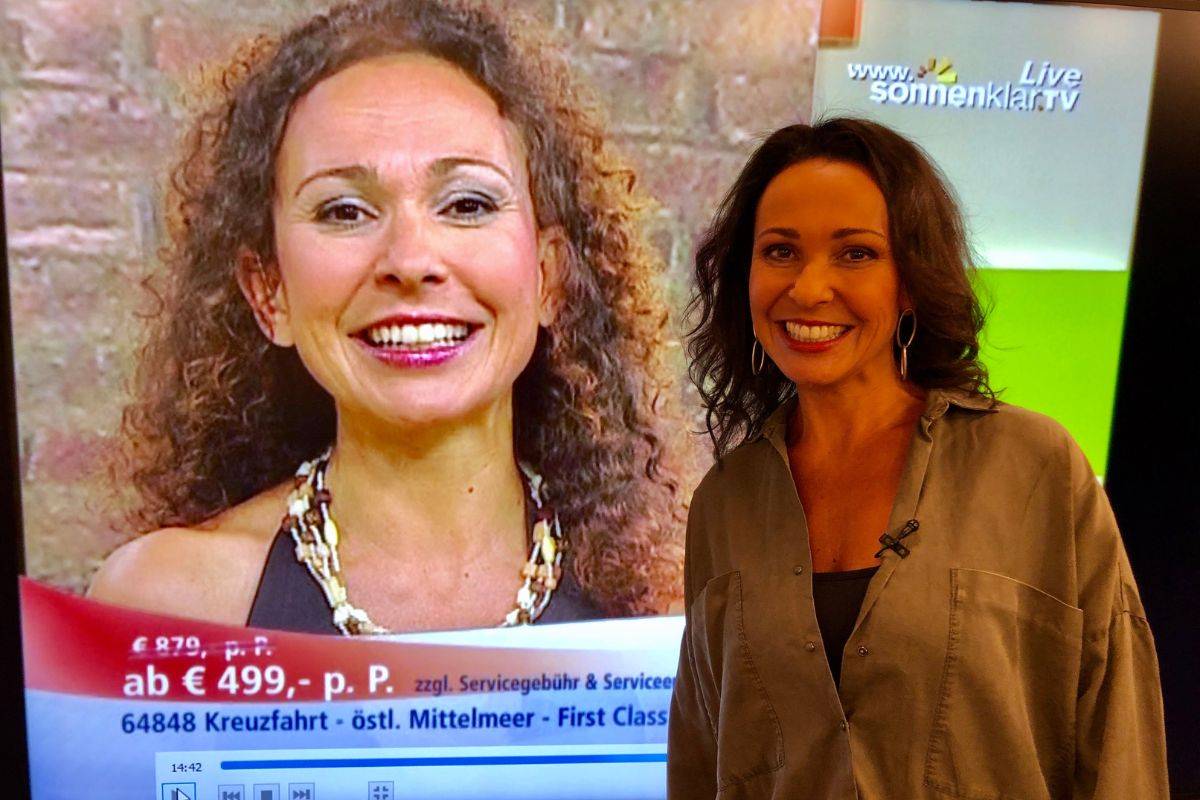 Mary und 2020er Mary - wir lieben sie in jedem Jahrzehnt! Moderatorin Mary im Jahr 2020 vor einem Plakat von ihr aus dem Jahr 2010