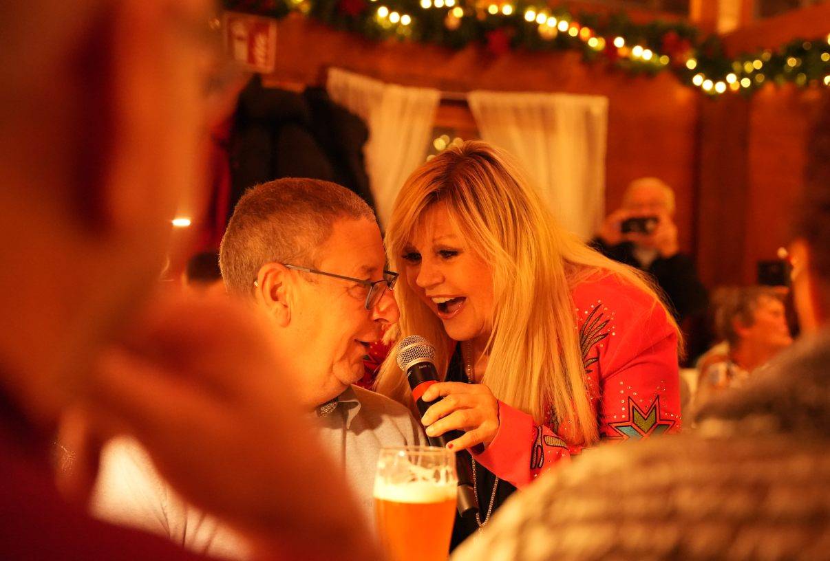 Gaby Baginsky singt auf der Weihnachtsfeier in Essen 2024