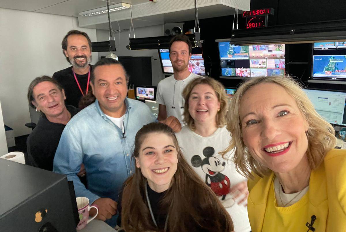 Gruppenbild in der Regie mit Ali zu Besuch