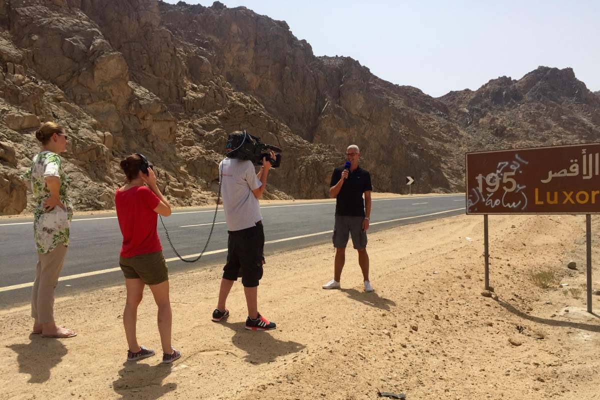 Moderator Mark und Team auf Dreh in Ägypten