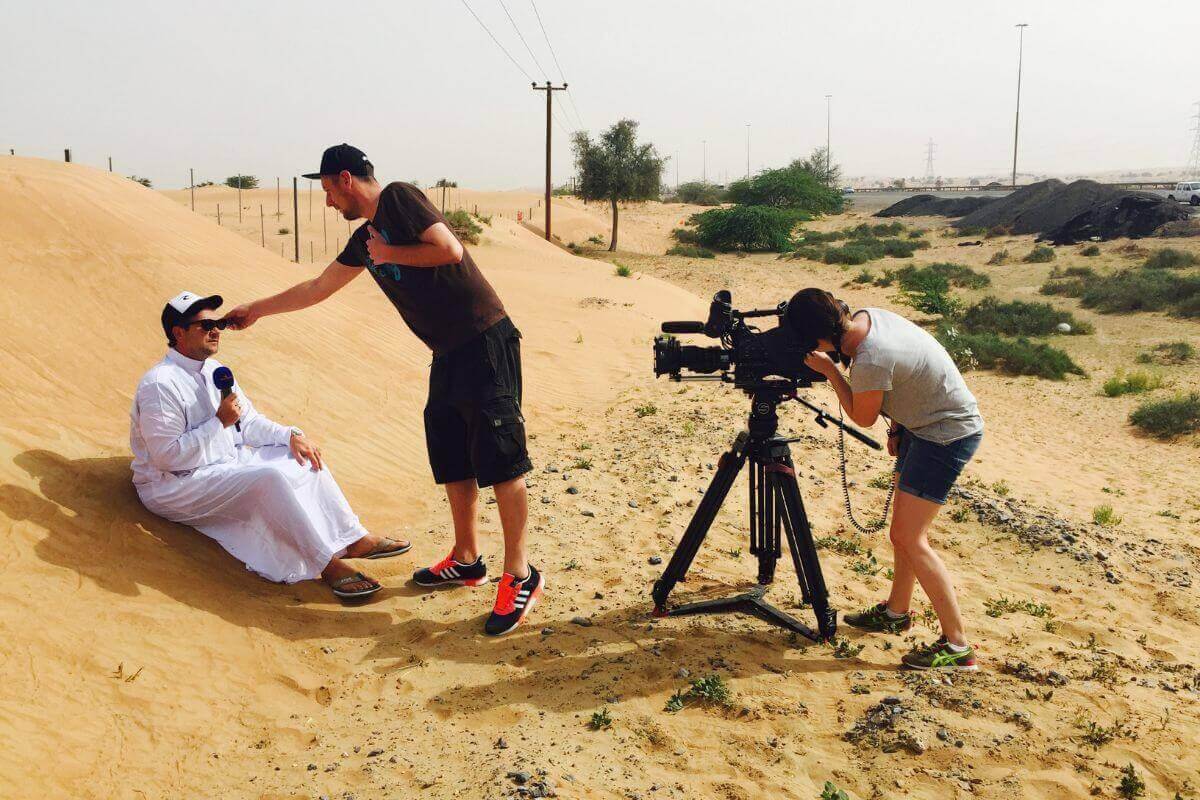 Moderator Kai mit Crew beim Dreh in Abu Dhabi in Wüste