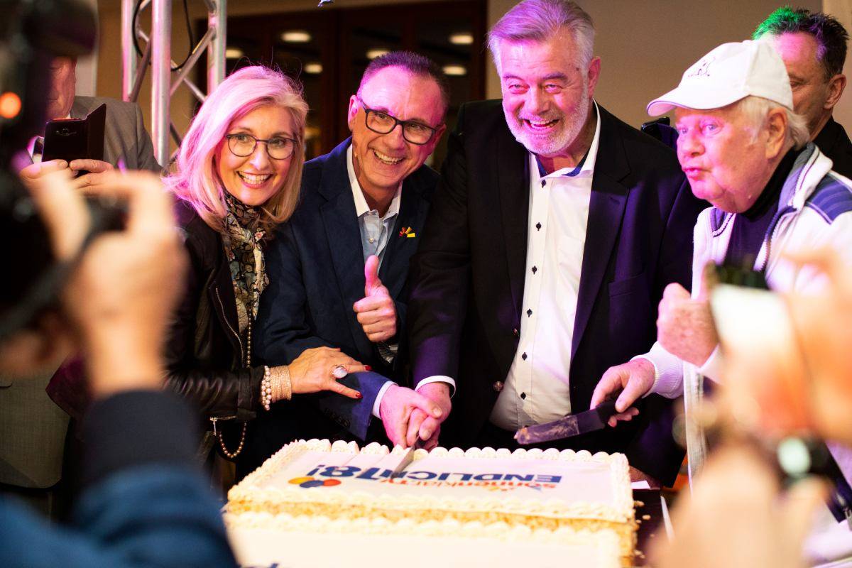 Gruppenbild beim Anschneiden der Torte zum 18. Geburtstag von sonnenklar.TV