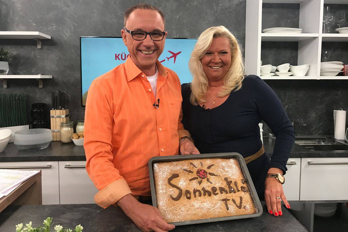 Angie Seidl, Stamm-Urlauberin mit Ulf und Kuchen im Studio