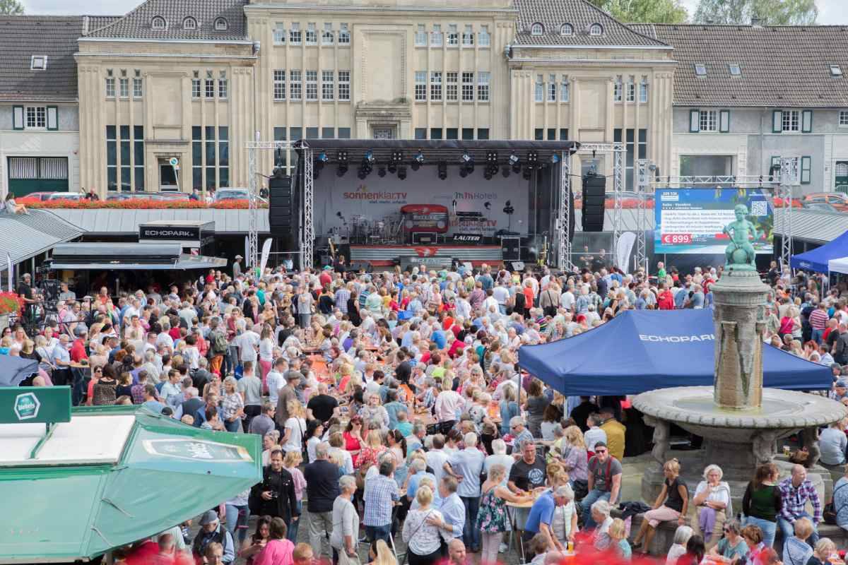 Publikum und Bühne beim Schlager trifft Pop in Essen