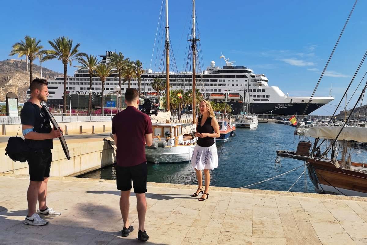 Mel auf Dreh am Hafen mit Schiff im Hintergrund