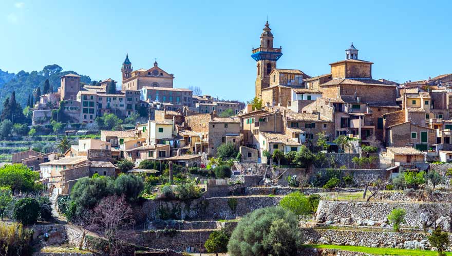 Valldemossa auf Mallorca zur Mandelblüte