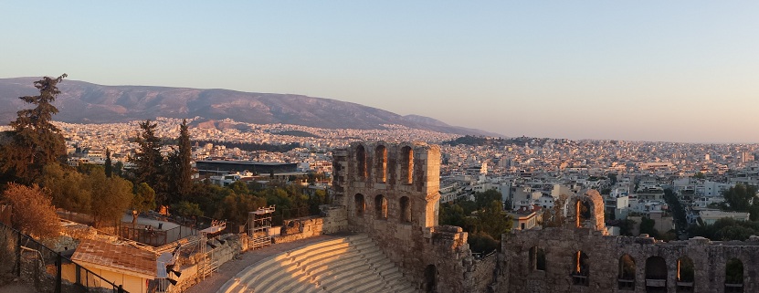 Wer auf dieses Häusermeer blickt, dem scheint Athen unfassbar groß