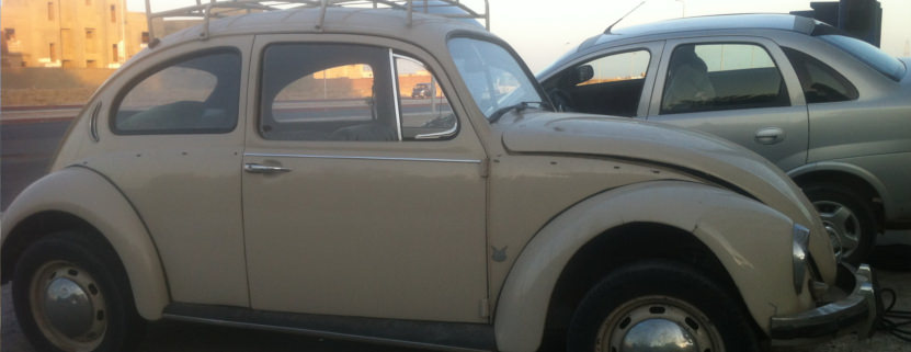 Astrid fährt in Ägypten einen alten Käfer