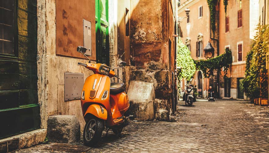 Gasse im beliebten Stadtteil Trastevere in Rom