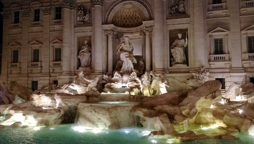 Der Trevibrunnen in Rom bei Nacht