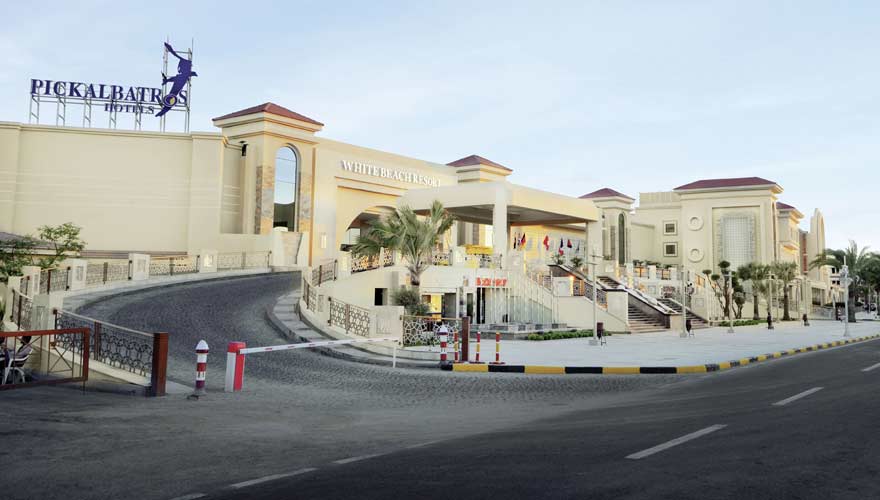 Das Albatros White Beach liegt wirklich mitten in Hurghada