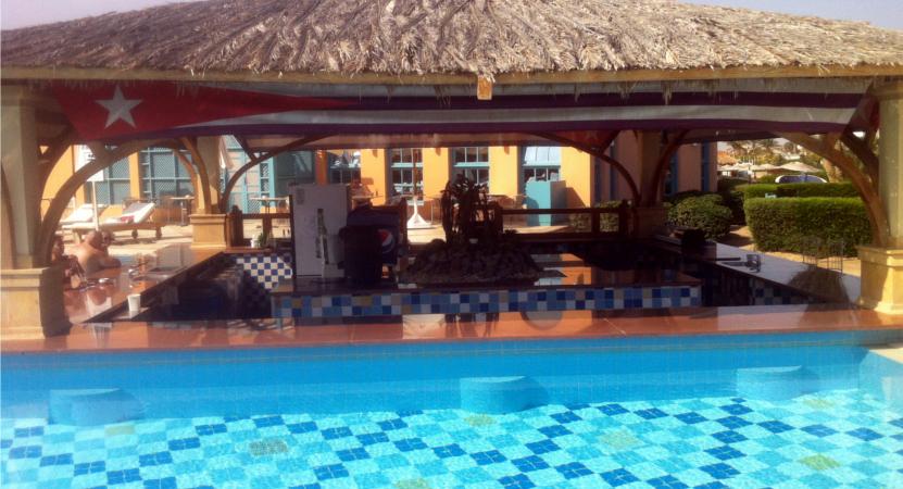 Pool und Poolbar im Bellevue Beach Hotel