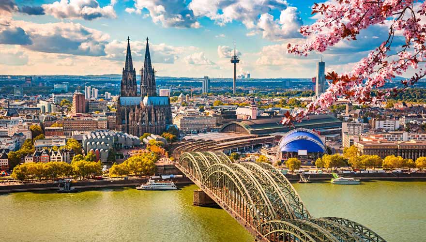 Panorama über Köln mit Kölner Dom und Rheinufer