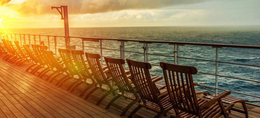 Sonnendeck auf Kreuzfahrtschiff