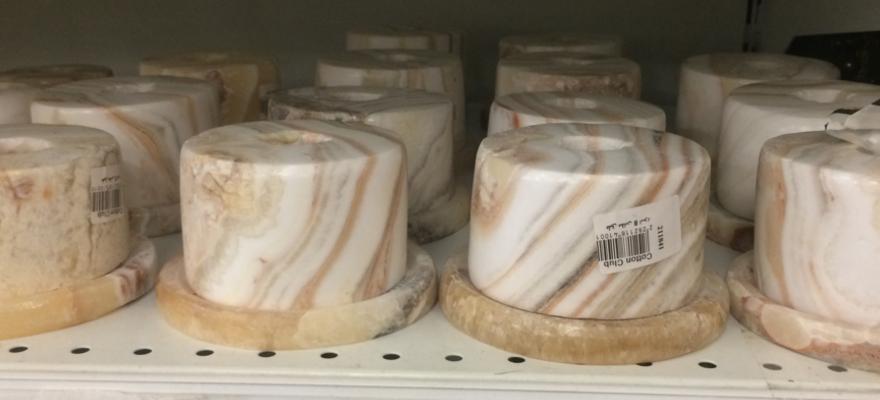 Kerzenhalter aus Alabaster werden gerne in Ägypten als Souvenir gekauft