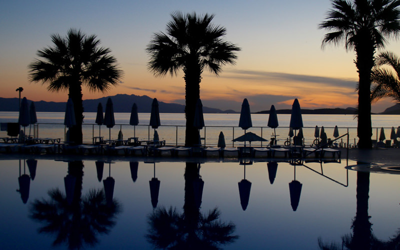 Sonnenuntergang am Hotelpool