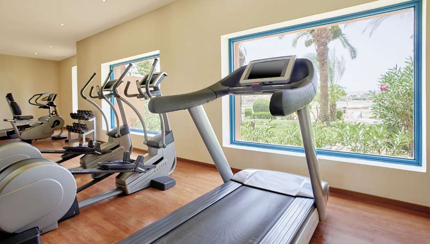 Fitnessraum mit Cardiogeräten im Sheraton Miramar Resort El Gouna