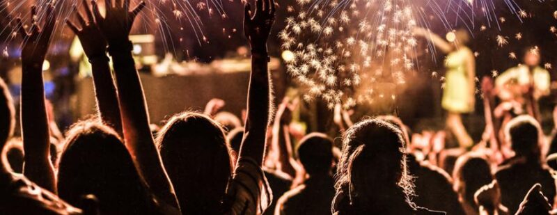 silvester menschenmenge feuerwerk