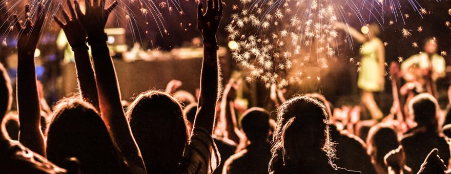 silvester menschenmenge feuerwerk