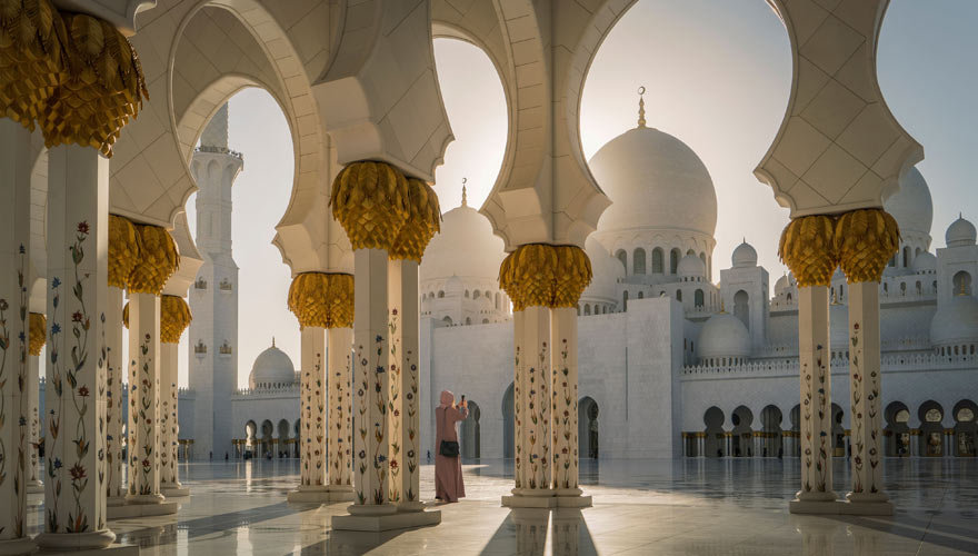 Die Scheich-Zayid-Moschee ist eine der beliebtesten Sehenswürdigkeiten in Abu Dhabi