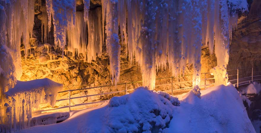 Breitachklamm im Winter von Fackeln erleuchtet