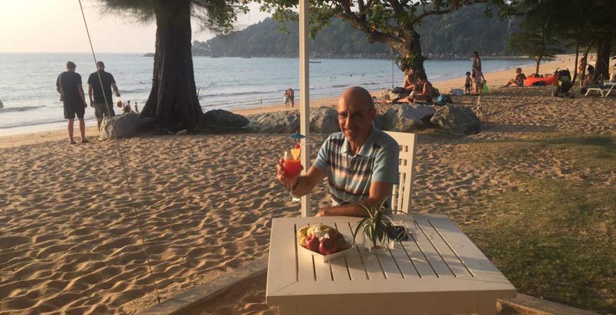 Goofy am Strand mit Cocktail vor dem Khao Lak Emerald Beach Resort