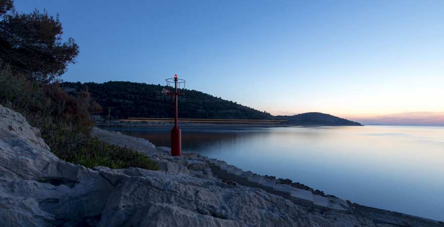 Leuchtfeuer auf der kroatischen Insel Žirje in der Abenddämmerung