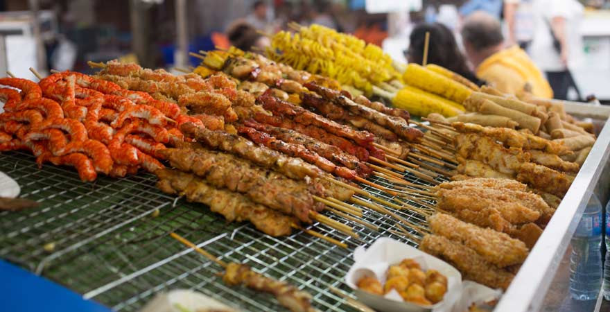 Grillspieße auf Bang Niang Market in Khao Lak