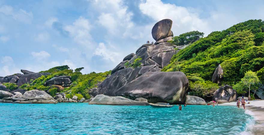 Ikonischer Felsen auf Similan Island bei Khao Lak