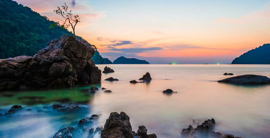 Ausblick auf Surin Islands bei Khao Lak in der Abenddämmerung