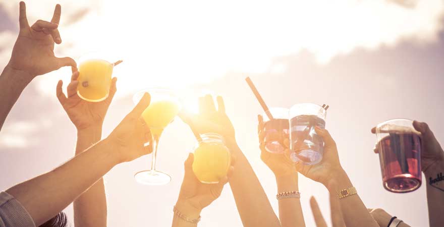 Zuprosten mit Drinks