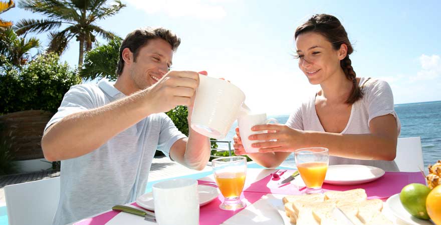Paar am Frühstücksbuffet im Urlaub