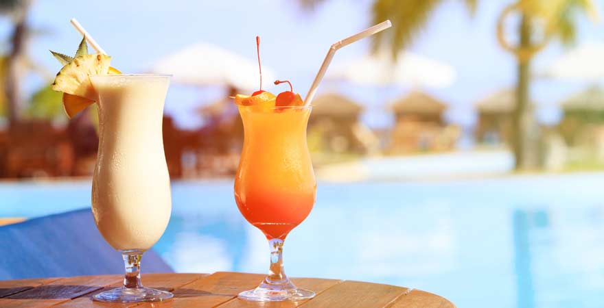 Zwei Cocktails am Pool