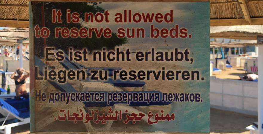Schild am Strand in Ägypten: "Liegen reservieren verboten!"