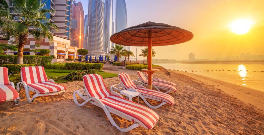 Strand an der Corniche von Abu Dhabi