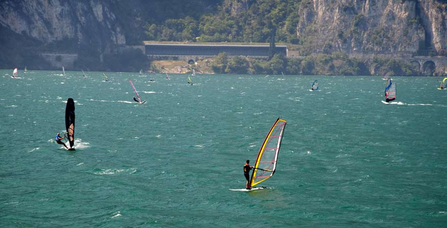 Windsurfer vor Torbole am Gardasee