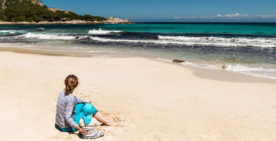 Mutter mit Kind am Strand von Cala Ratjada auf Mallorca