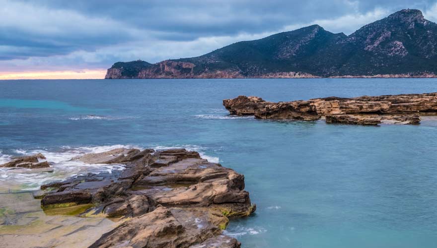 Das Profil der Insel Dragonera vor Sant Elm in Mallorca erinnert wirklich an einen Drachen