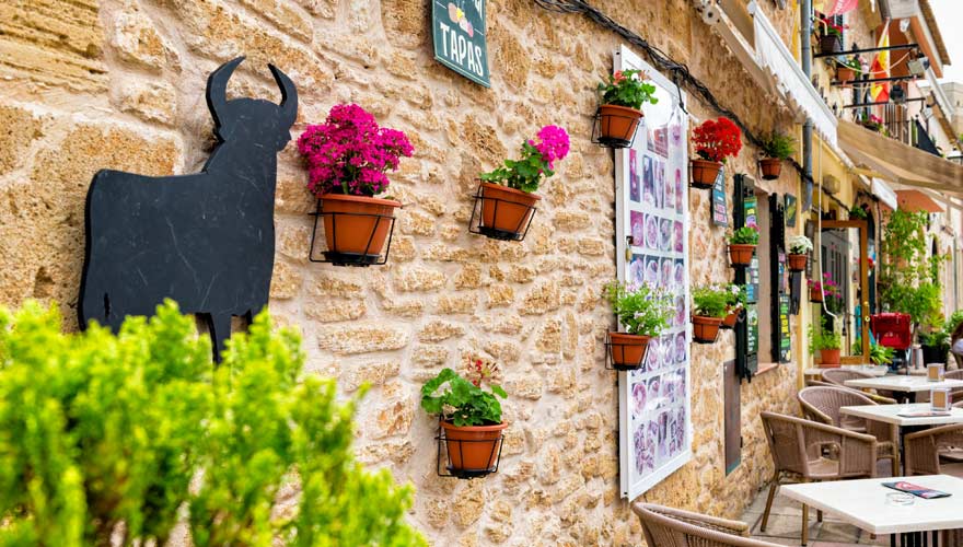 Fassade einer Tapas-Bar in Alcúdia auf Mallorca